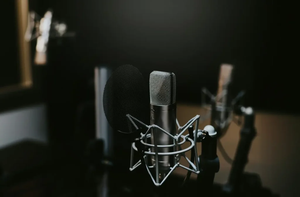 Grabación de un episodio de La Cueva de MOE, el podcast de Incógnito que da origen al libro Hablar de Comunicación